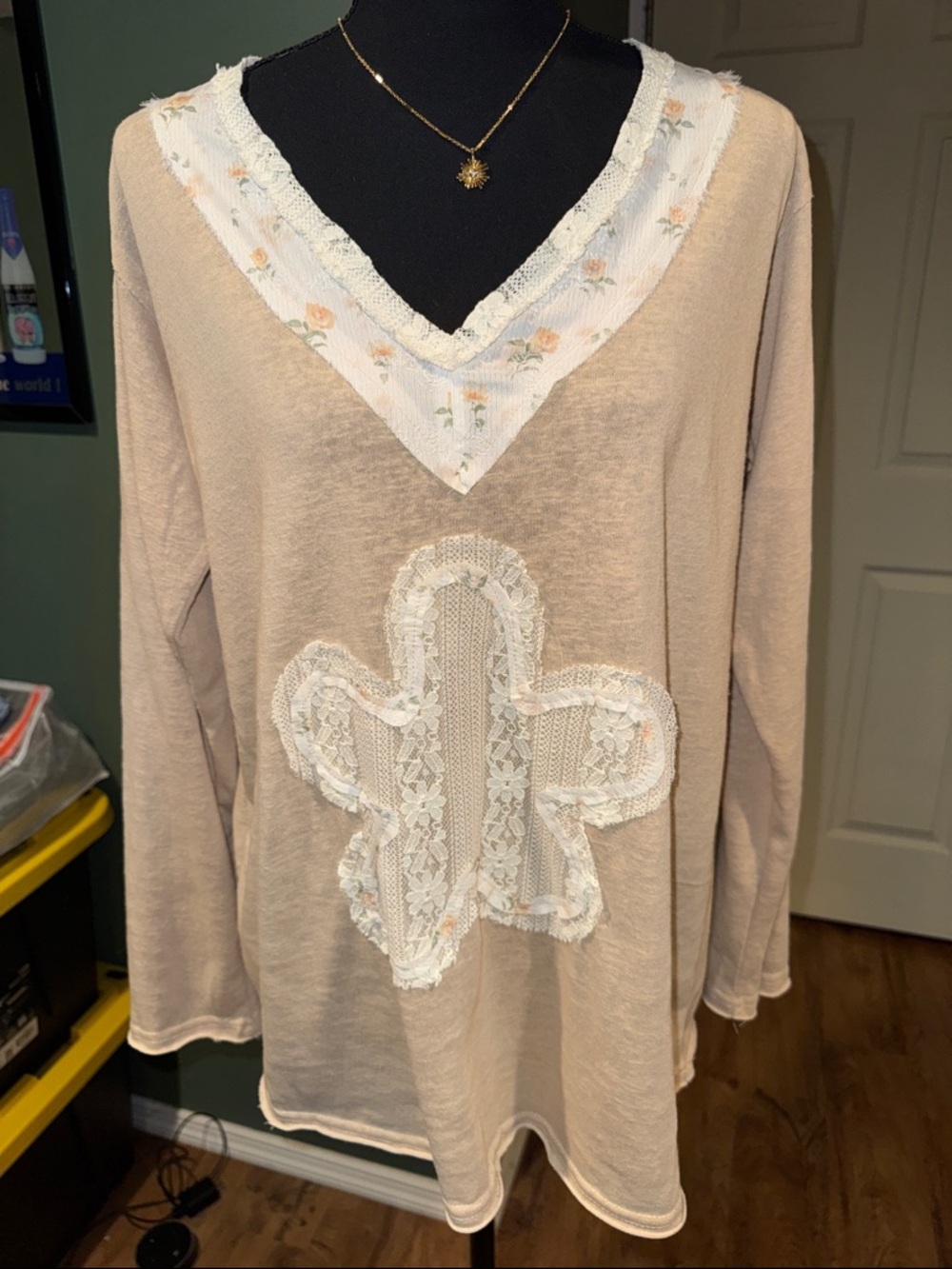 POL Beige Lace Patch V-Neck Tunic Sz Small
